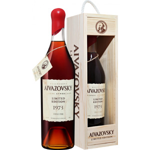 Коньяк "Айвазовский" Лимитед Эдишн, 1973, в деревянной коробке, 0.7 л