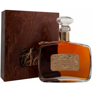 Ликер "Легенды Алтая" Пантовая, Настойка горькая, в деревянной коробке, 0.7 л