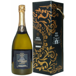 Игристое вино "Мец Сюник" Белое Полусухое, в подарочной коробке, 1.5 л