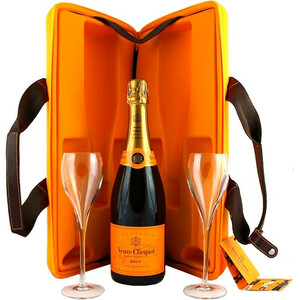 Шампанское Veuve Clicquot, Brut, box "Traveller" with two glasses